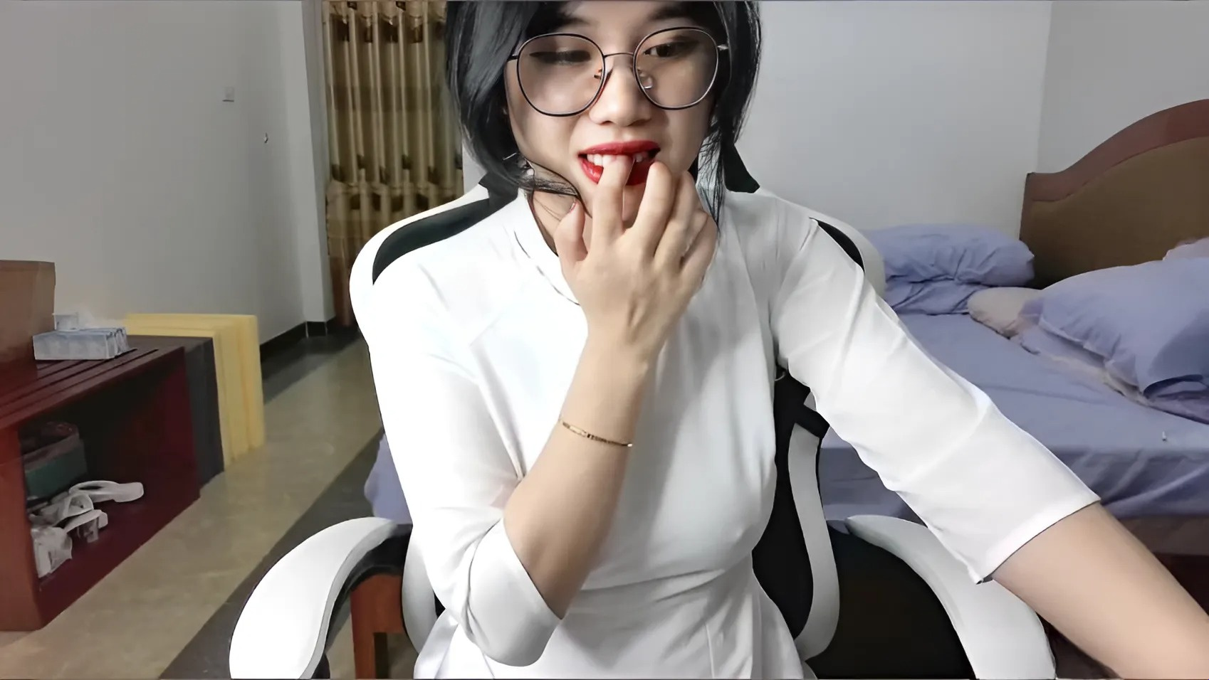 Gadis ao dai terpanas di bulan November adalah Anna Gau